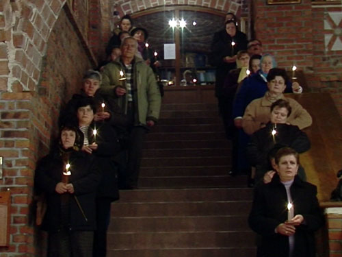 Foto: Credinciosi biserica (c) eMM.ro
